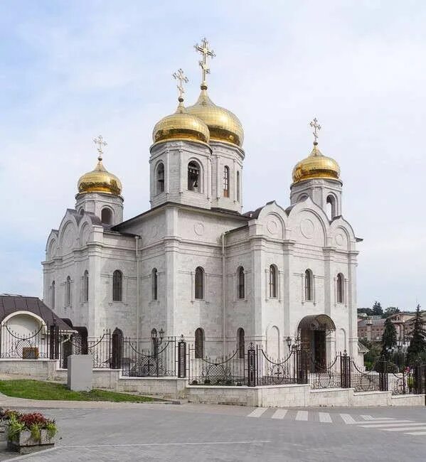 Пятигорск фото храмов Spassky Cathedral in Pyatigorsk. It was built in 2003-2012 on the site of the te