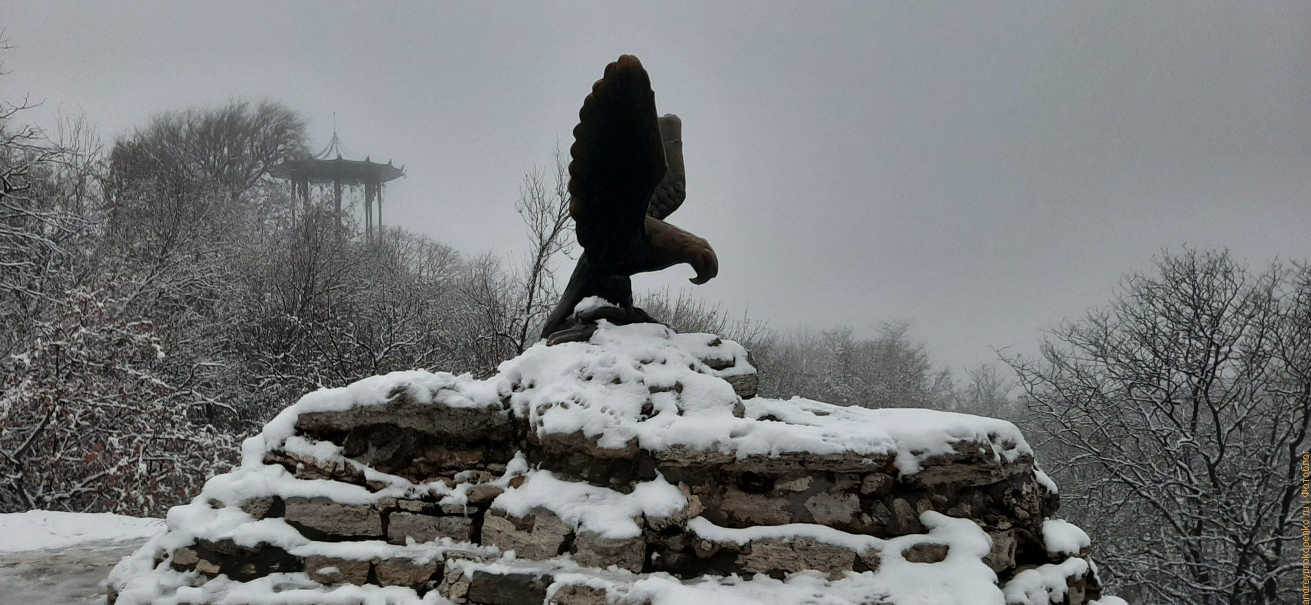 Пятигорск зимой фото Скульптура Орла в парке Цветник. Зимний Пятигорск - Андрей Прокопенко