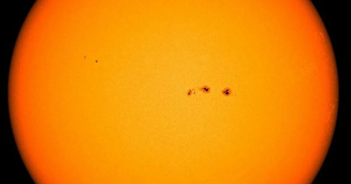 Пятна на солнце фото This Massive Earth-Sized Sunspot Looks Pathetically Small On The Surface Of The 