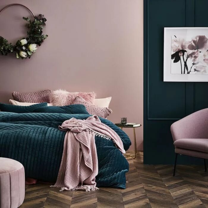 Пыльная роза сочетание цветов в интерьере спальни peinture chambre adulte rose, tabouret et fauteuil rose, parquet chevron, couron