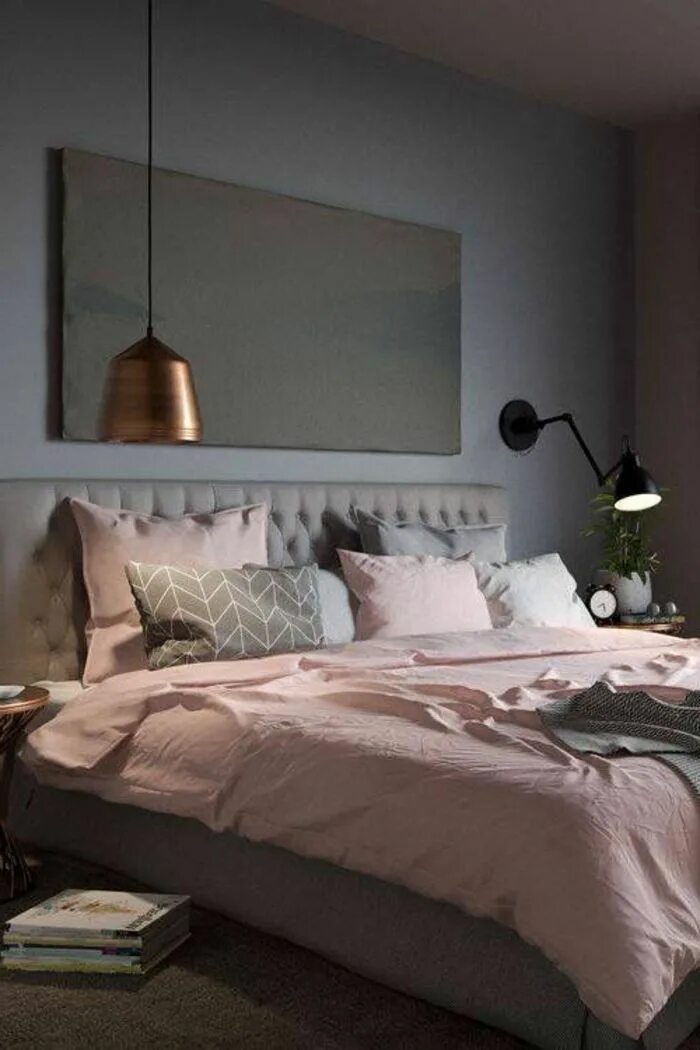 Пыльная роза в интерьере спальни Décoration chambre adulte - quelles couleurs, quelles matières? 83 idées ベ ッ ド ル