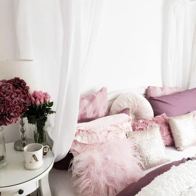 Пыльная роза в интерьере спальни Cozy Bed with Pink and White Pillows