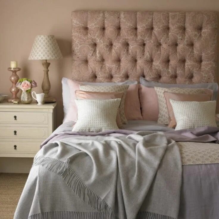 Пыльная роза в интерьере спальни Pastel Studed paterened headboard Rose bedroom