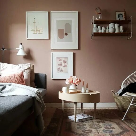 Пыльно розовые стены в интерьере a pastel-hued home in kassel. / sfgirlbybay Slaapkamer interieur, Slaapkameridee