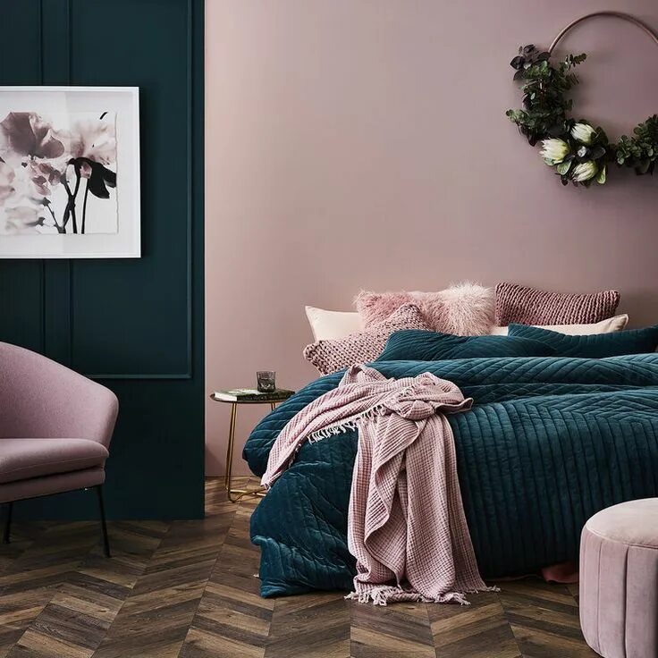 Пыльно розовый цвет в интерьере сочетание Two-colour combination for bedroom walls 2023 - Emily May Bedroom color combinat