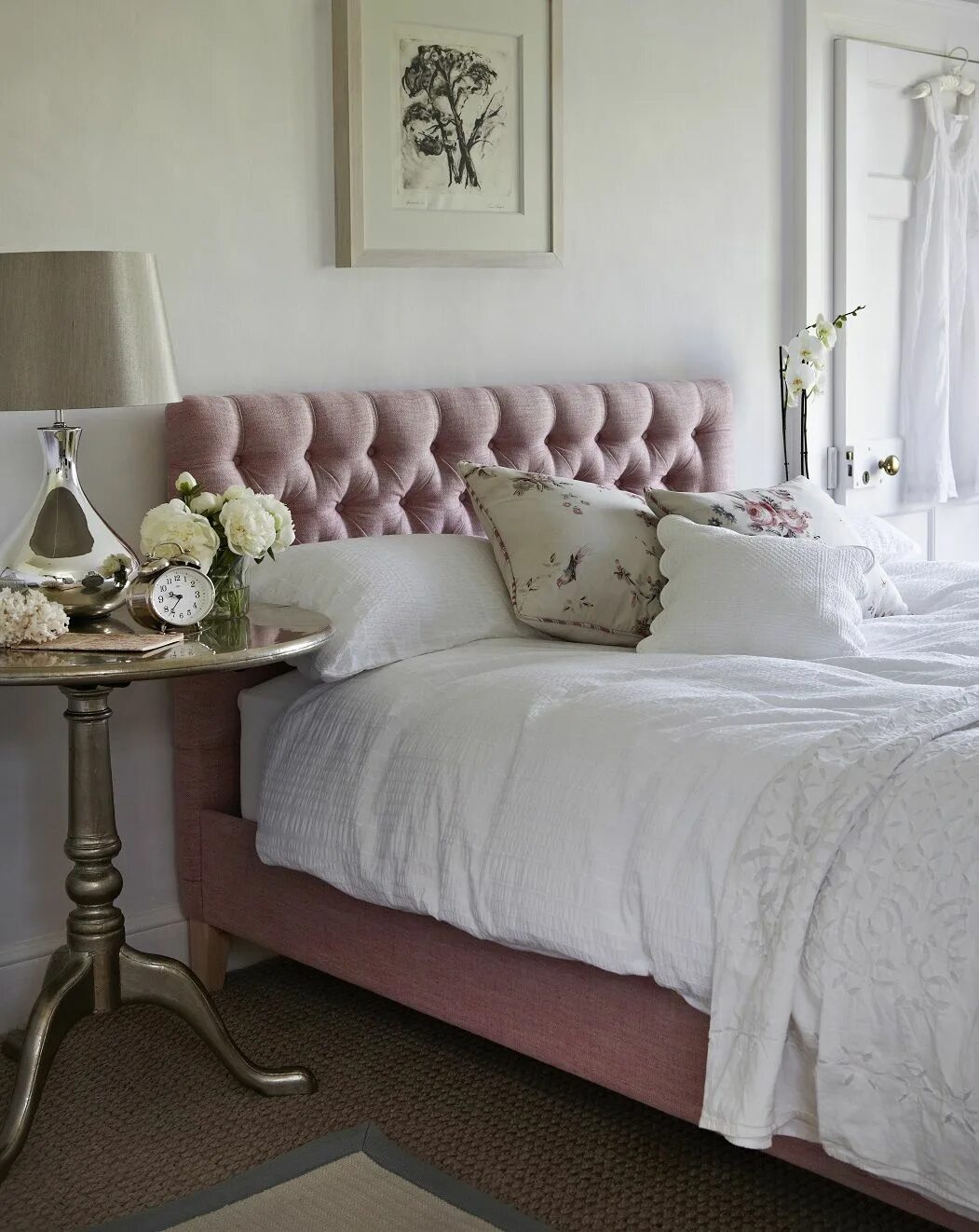 Пыльно розовый цвет в интерьере спальни how to: style blush pink Upholstered beds, Home, Pink headboard