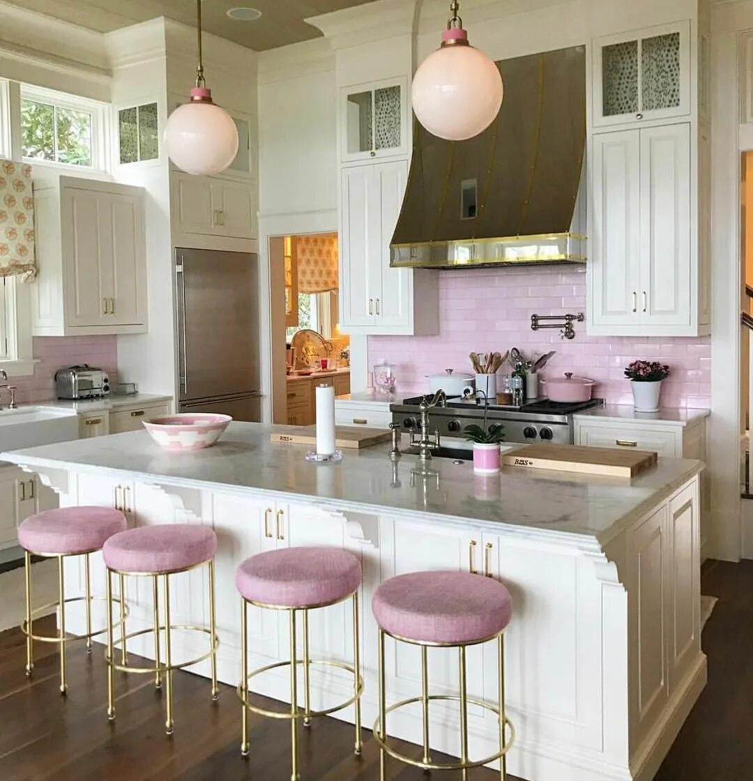 Пыльные цвета в интерьере кухни Roxy Sowlaty Interiors on Instagram: "Maybe in my next life I will have a pink k