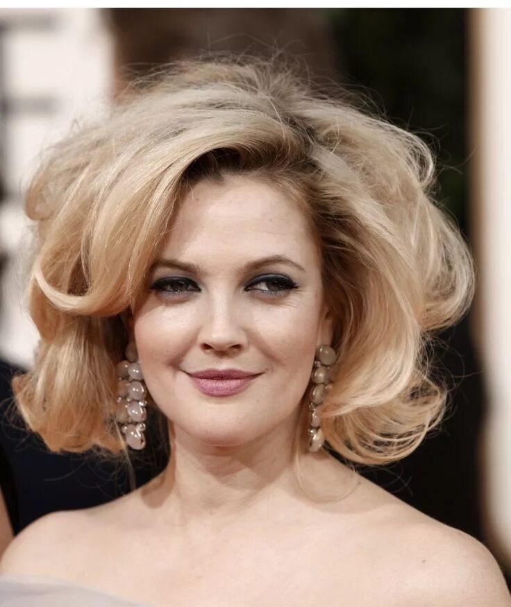 Пышная прическа на средние волосы Drew Barrymore. bouffant Big texas hair, Big short hair, Texas hair