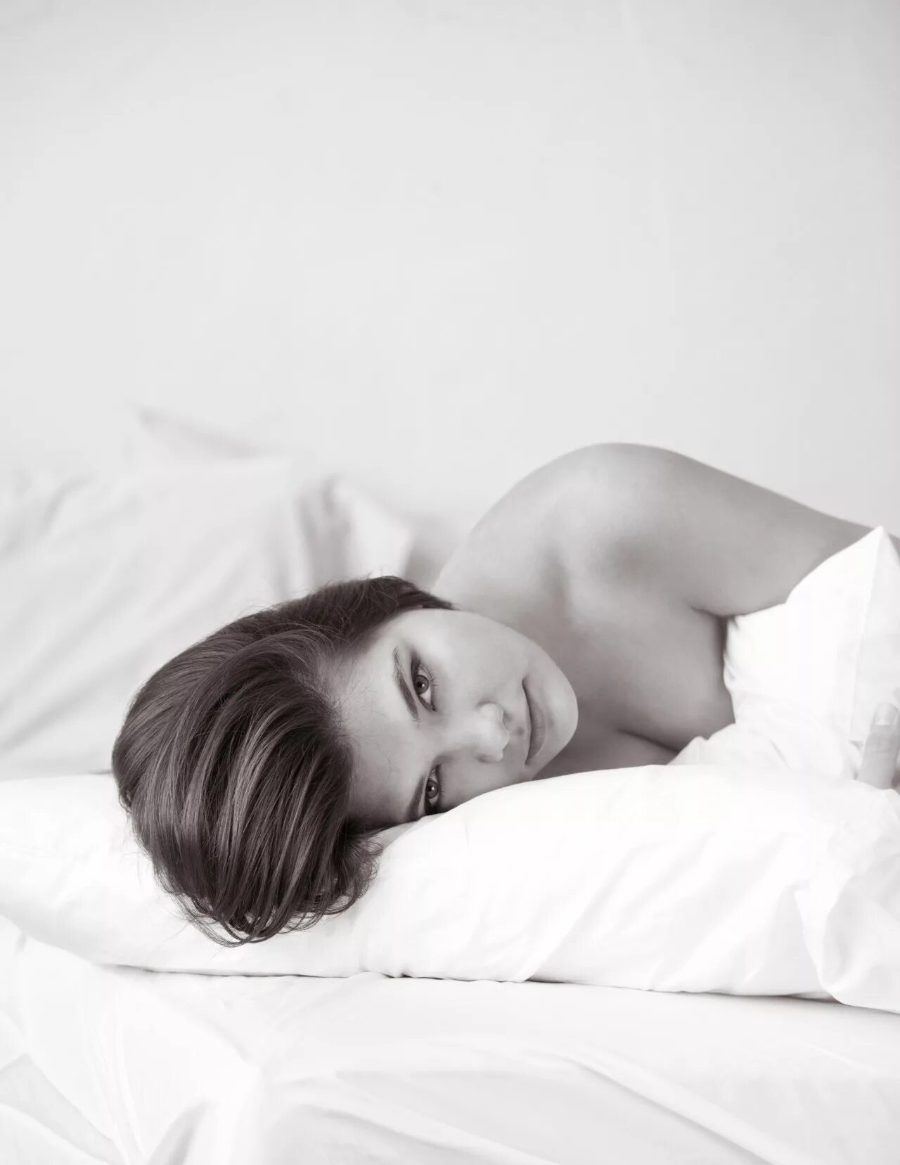 Пышные на кровати фото Wallpaper : women, bed, lying down, Person, sleep, photograph, black and white, 