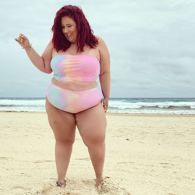 Пышные на пляже фото Home Curves, Curls and Clothes Plus size resort wear, Tie dye bikini, Plus size