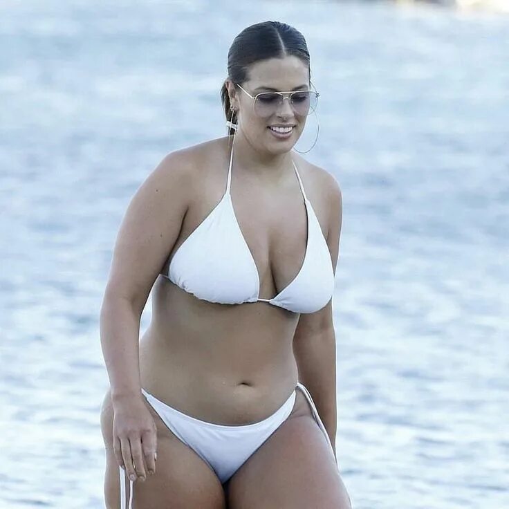 Пышные на пляже фото #womensfashioncurvy Ashley graham bikini, Ashley graham, Ashley graham swimwear