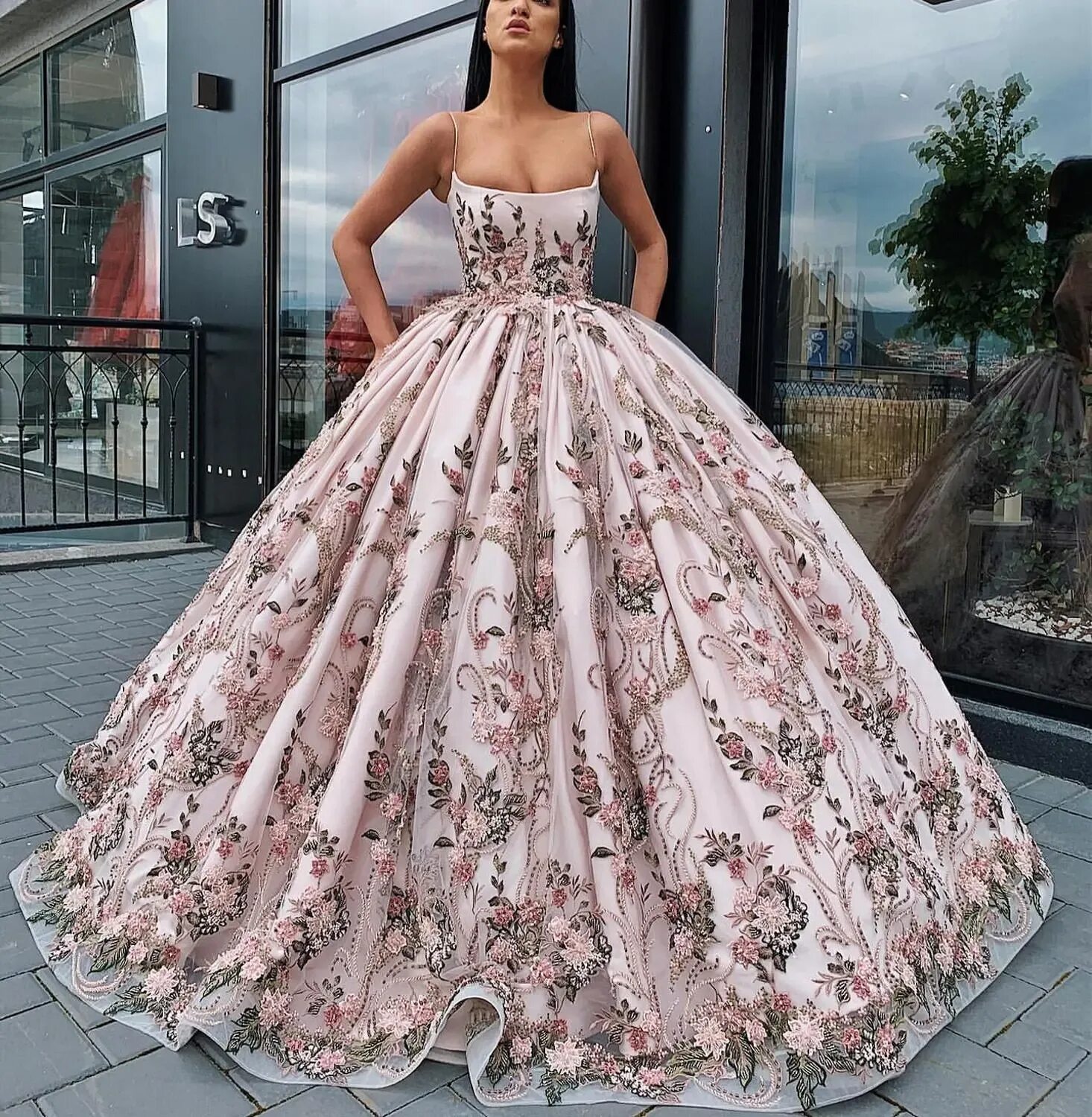 Пышные вечерние платья фото Long Prom Dress 2020 Gorgeous Spaghetti Straps Oman Handmade Lace Flowers Saudi 