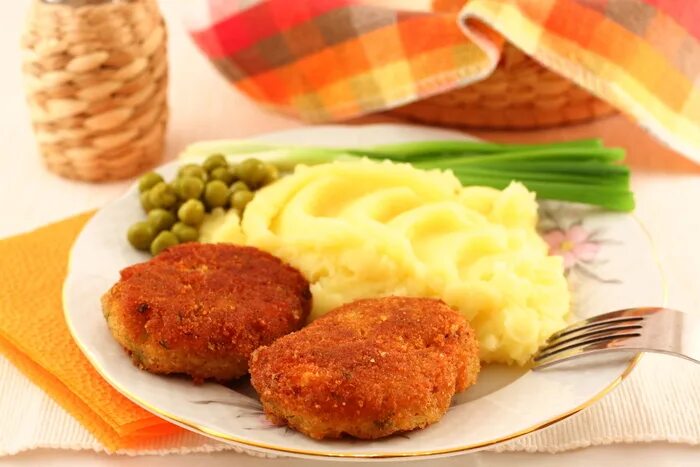 Пюре с котлетами рецепт с фото Homemade oven baked pork cutlets with mash and... MummyPages.ie