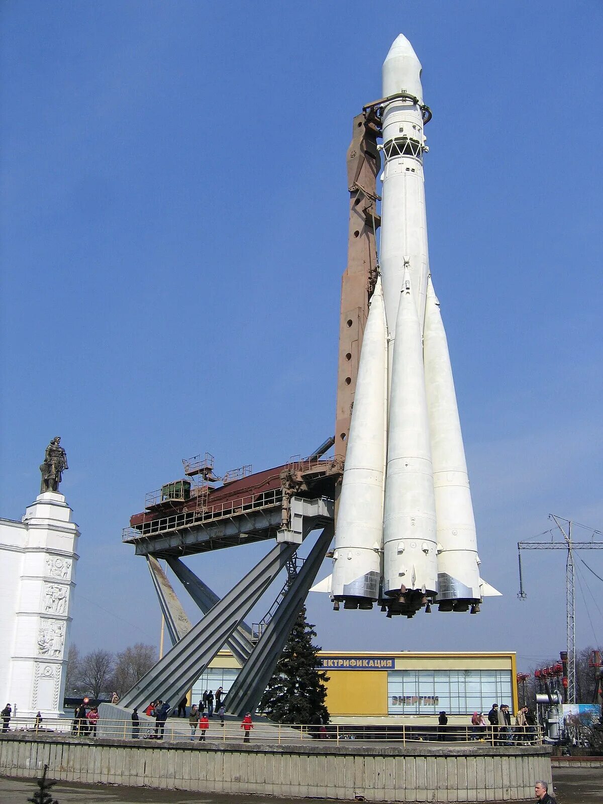 Р 7 фото Сурет:R-7-rocket on display in Moscow.jpg - Уикипедия