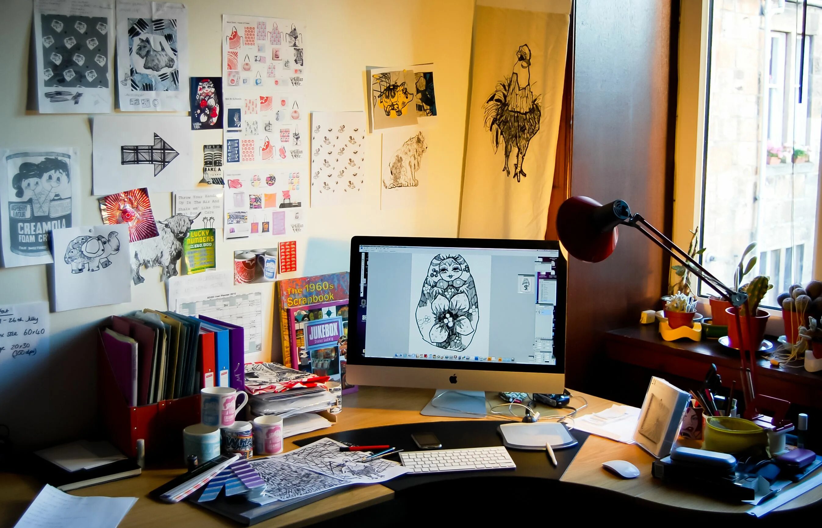 Рабочее место дизайнера интерьера Designer Gillian Kyle's desk Design studio workspace, Interior design work, Grap