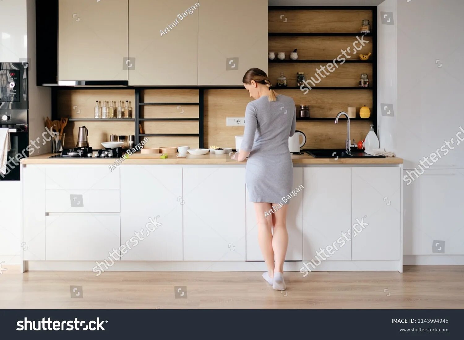 Рабочие кухни фото 198.574 Modern kitchen people Gambar, Foto Stok & Vektor Shutterstock