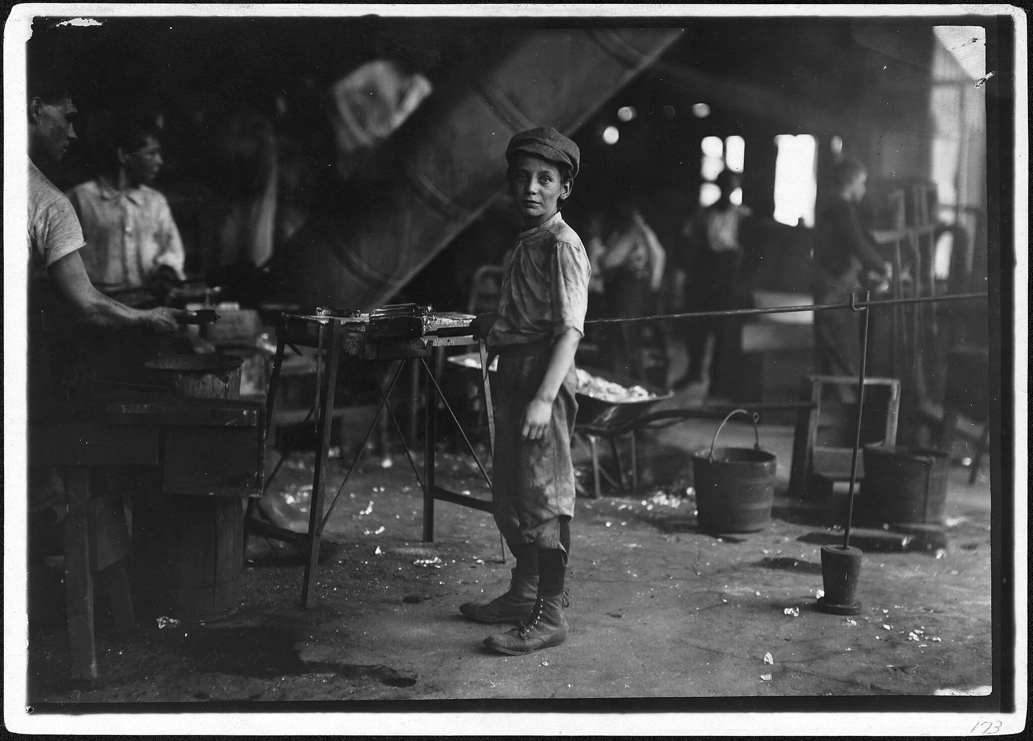 Рабочие начала 20 века фото Photograph of Glass Factory Worker Rob Kidd, June 1911 Lewis hine, Child labor, 