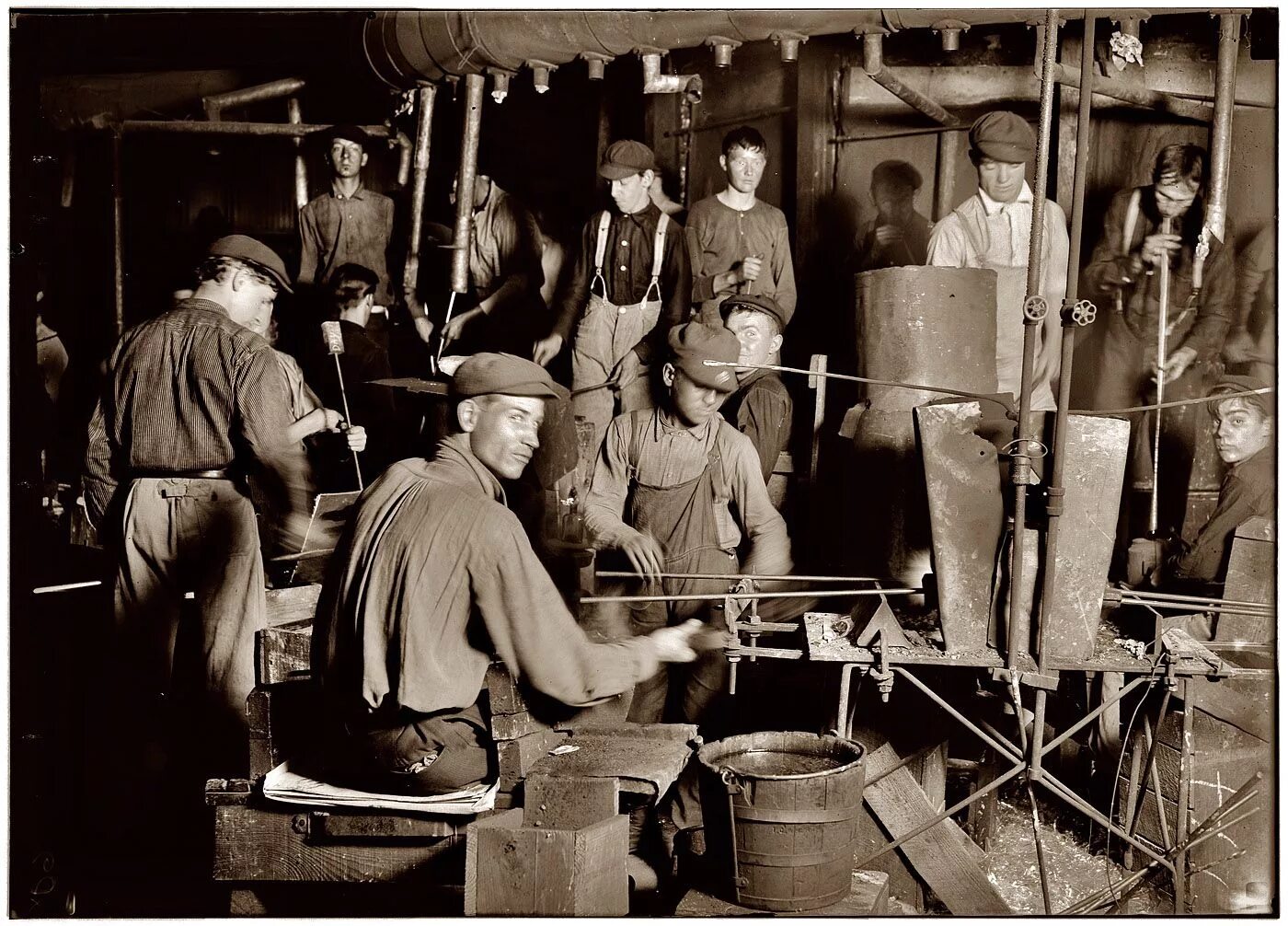 Рабочие начала 20 века фото November 1909. "Night scene, Wheaton Glass Works." Blowing bottles in Millville,