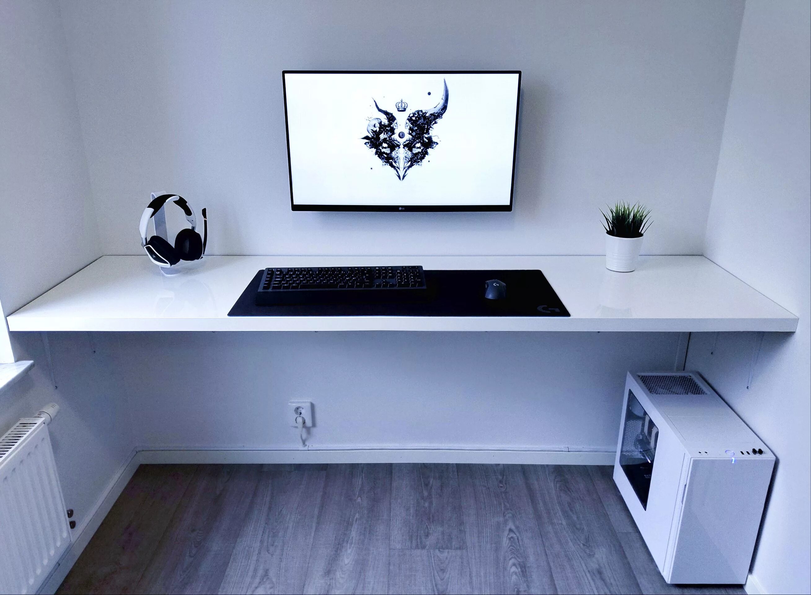 Рабочие столы в стиле фото Amazing clean, white and minimalistic setup by Arccai! Click for more pics and s