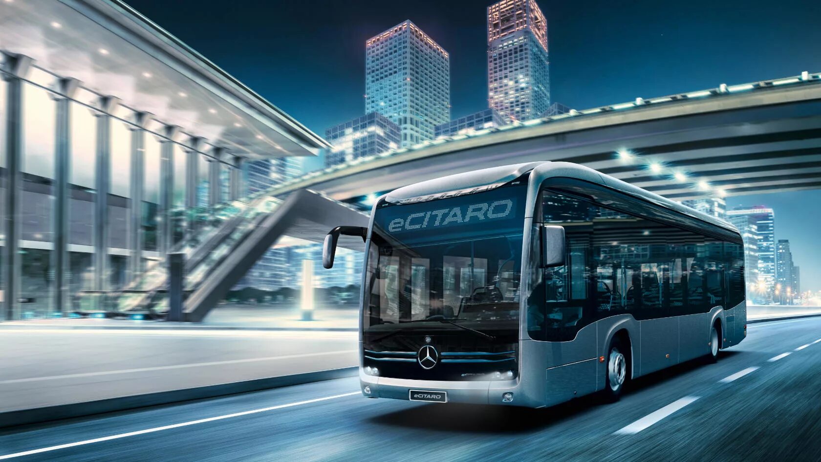 Рабочий автобуса фото eCitaro: eMobility in series production - Mercedes-Benz Buses