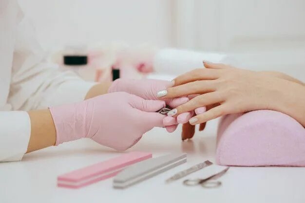 Рабочий маникюр фото Premium Photo Manicurist does manicure Nagelsalon, Nagels