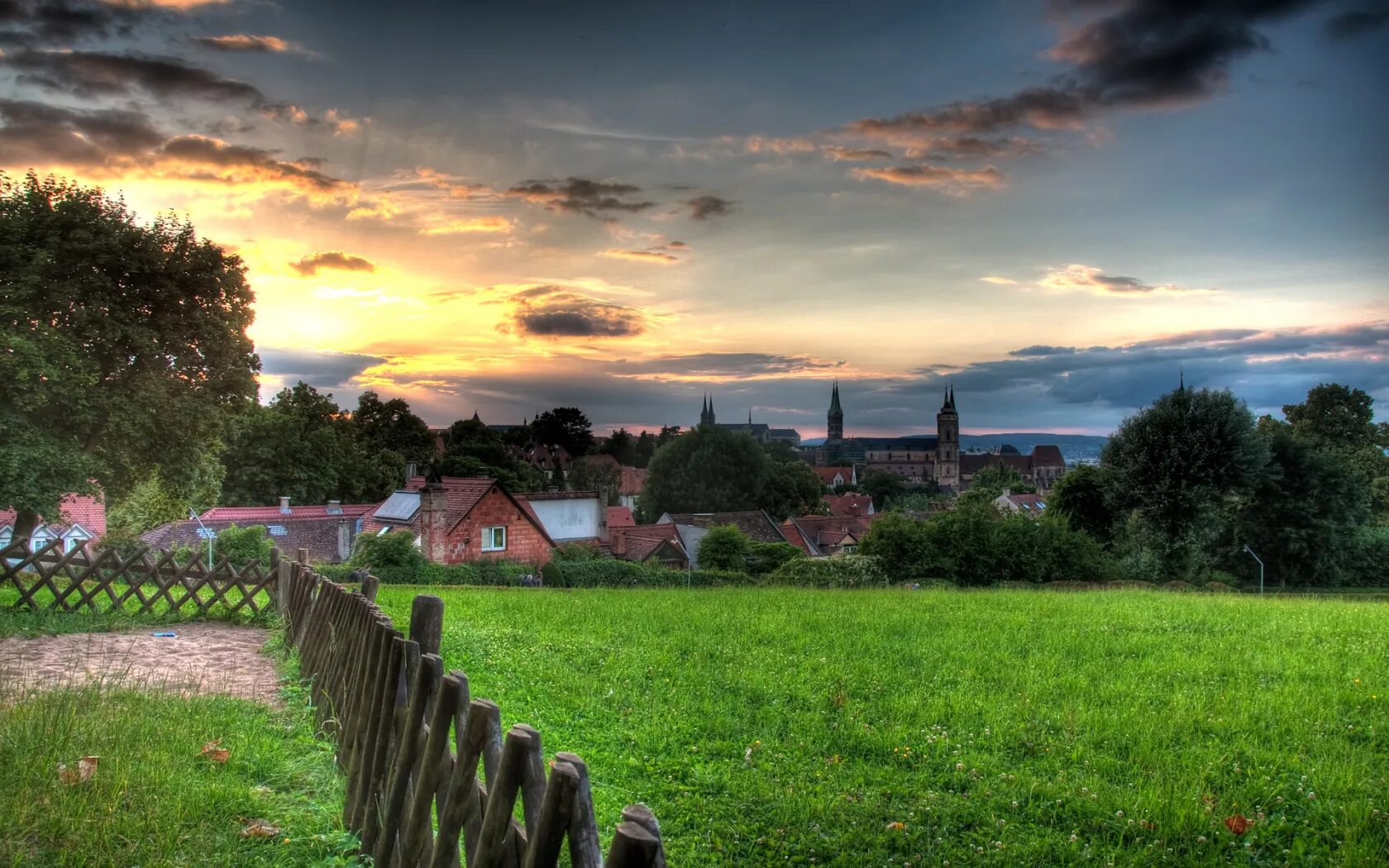 Рабочий стол деревня фото Скачать обои трава, облака, закат, дома, Sunset, Bamberg, раздел пейзажи в разре