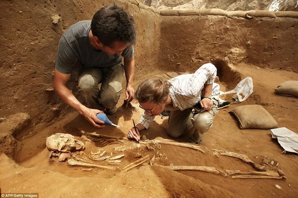 Работа археологов фото Cemetery discovered in Israeli city could help solve biblical mystery Daily Mail