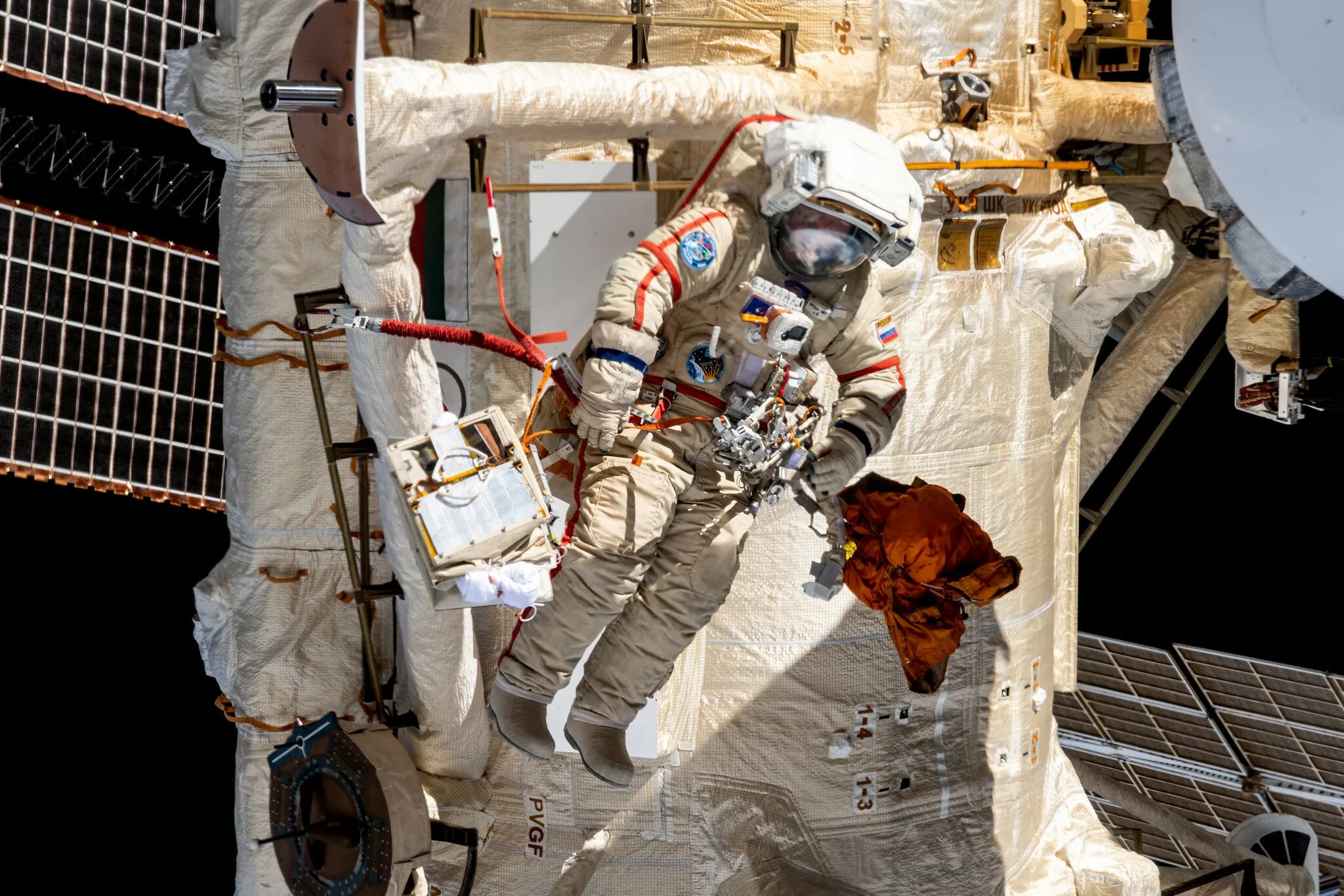 Работа космонавтов фото First cosmonaut rides European Robotic Arm on ISS: video