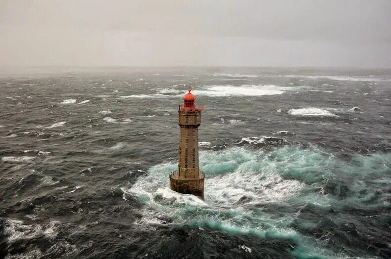 Работа на маяке фото The Wave Swept Lighthouses of Brittany, France Amusing Planet Lighthouse picture