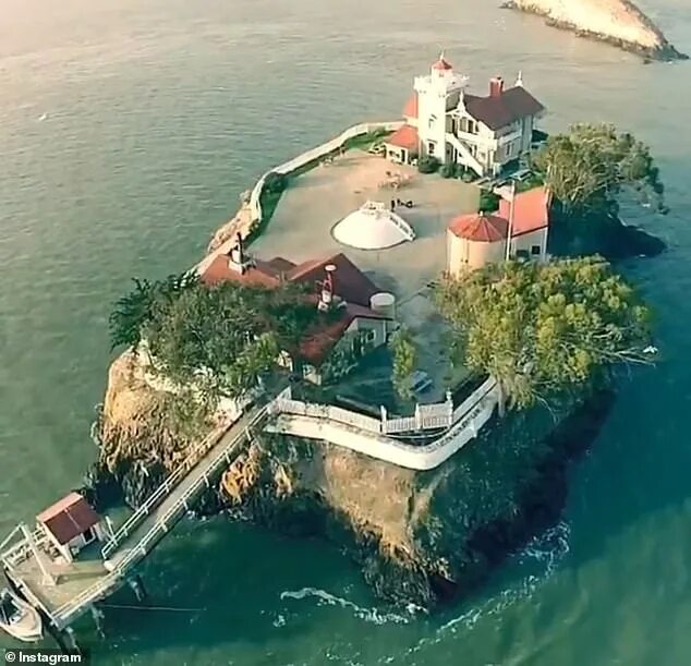 Работа на маяке фото Couple paid $130,000 to run light station bed and breakfast on island in Califor