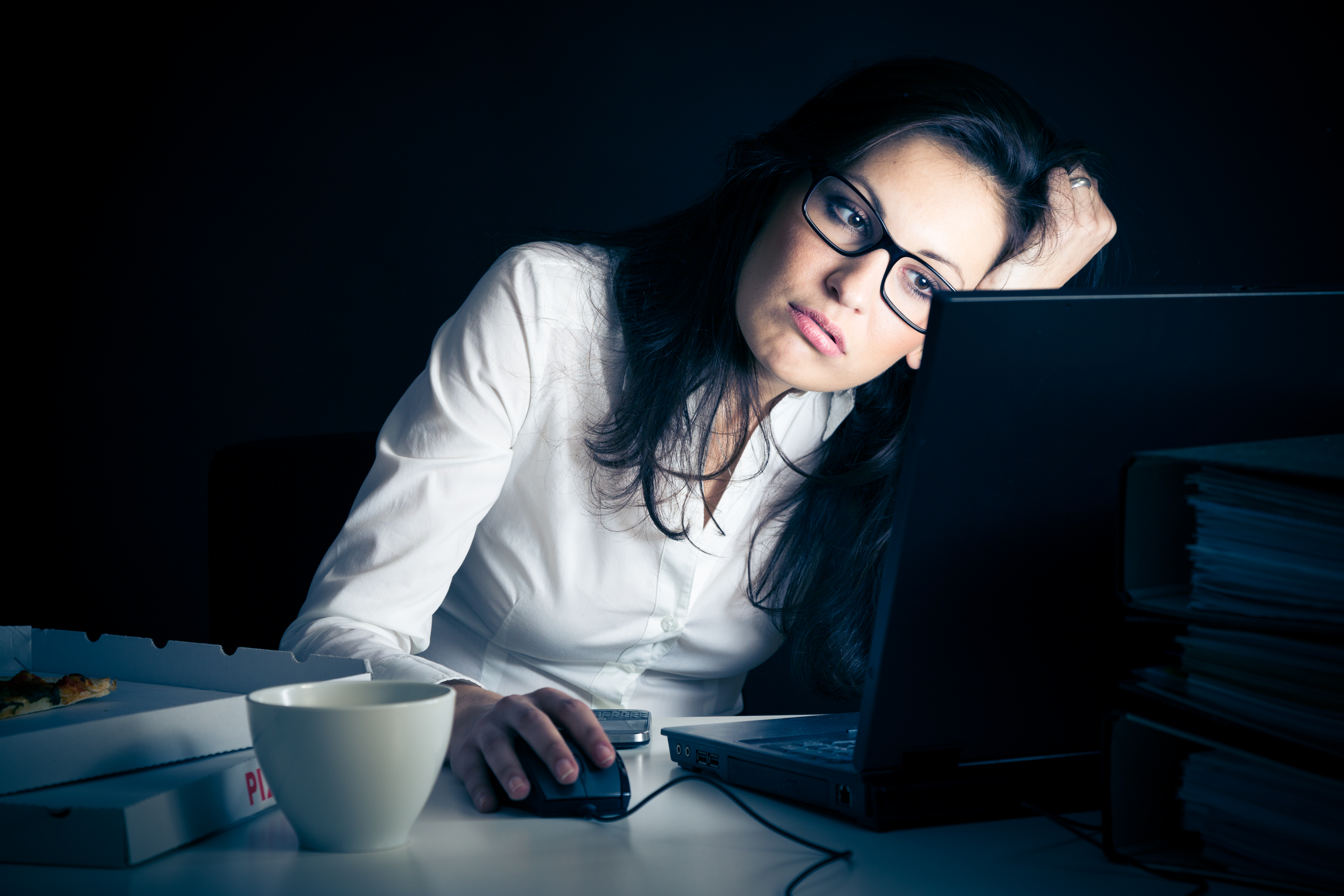 Работа ночью фото Working long hours is even WORSE for women’s health than for men’s. according to