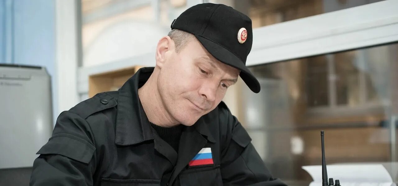 Работа охранник фото Security Guard 22,000 to 35,000 Guards are required (a watchman can be without a