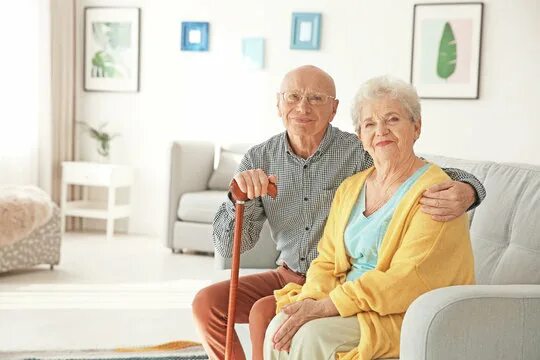 Работа пожилые фото Happy Elder Couple Home Зображення - огляд 112,380 Стокові фото, векторні зображ