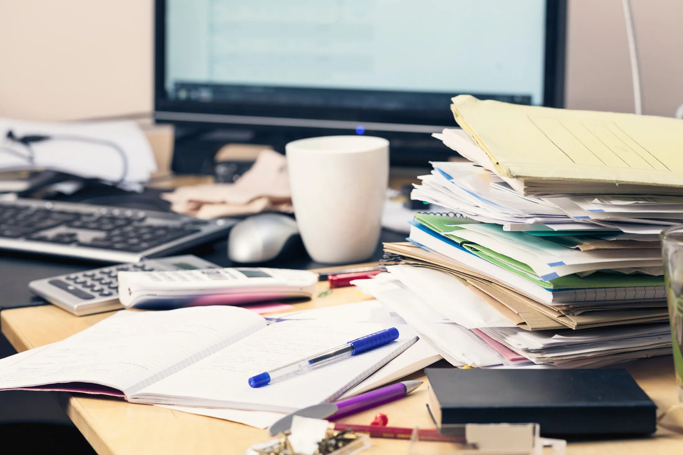 Работа с документами фото The Clean Person's Guide to a Messy Desk - Bloomberg