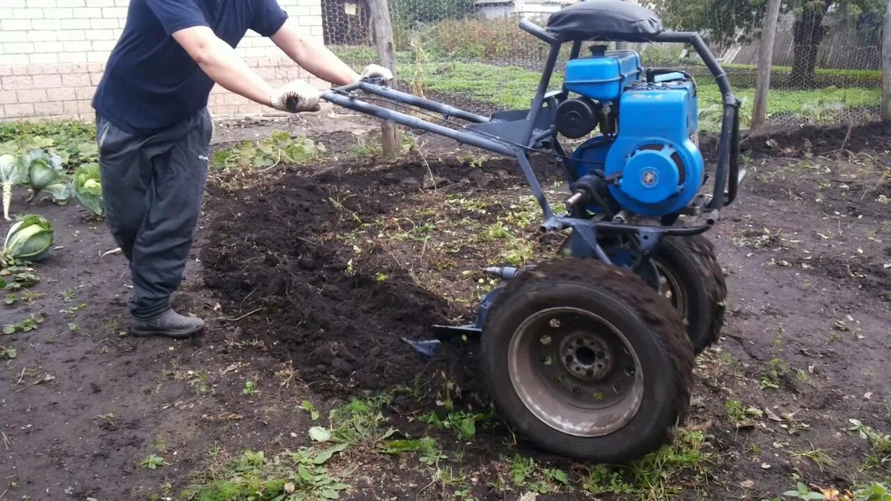 Работа самодельных мотоблоков на самодельном мотоблоке с жигулёвскими катками в огороде у бабки,пробный выезд 