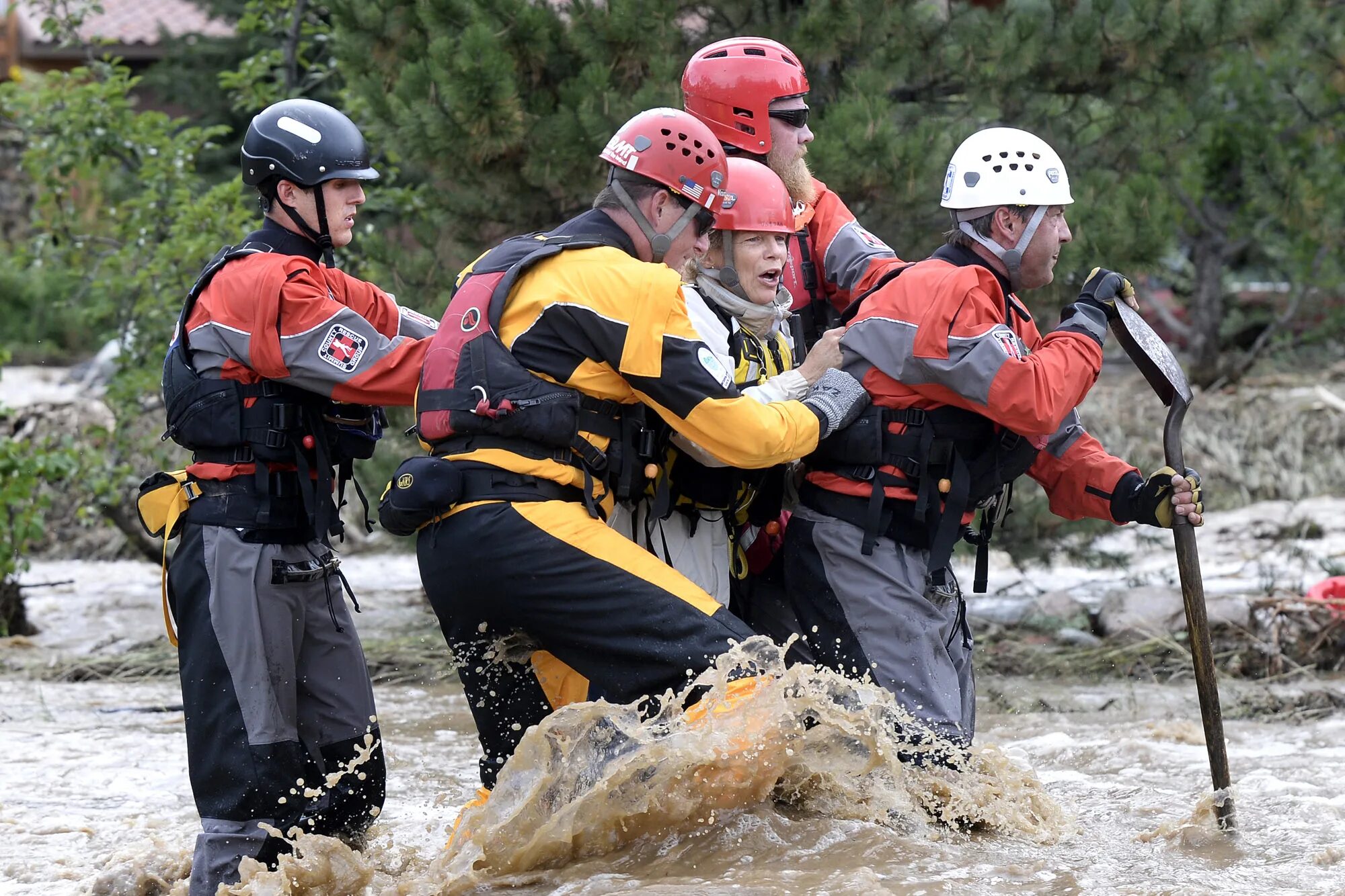 Работа спасателей фото Floods devastate Colorado New York Post