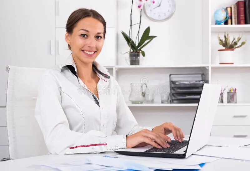 Работа стоковое фото Woman in Formalwear Sitting and Working on Laptop Stock Image - Image of compute