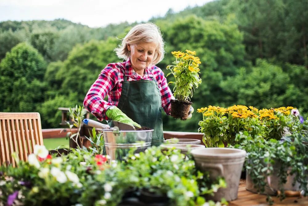 Работа в саду фото A New Study Says Gardening Is Just as Good as Going to the Gym