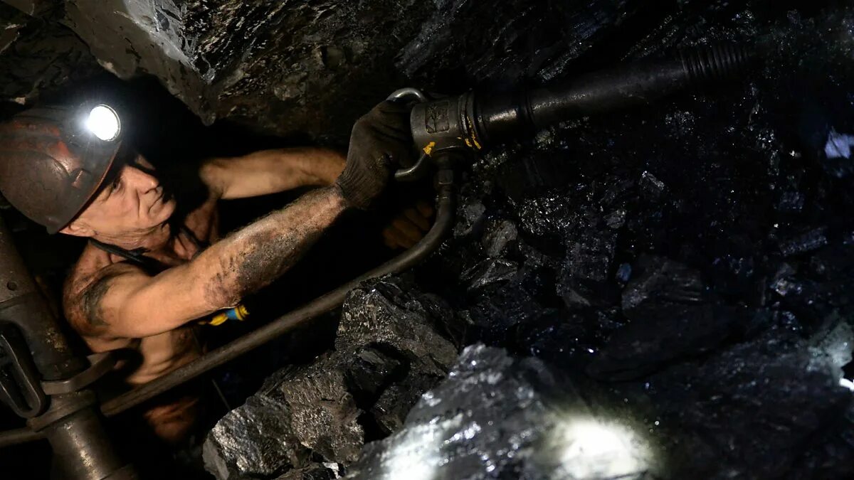 Работа в шахте фото BBC World Service - The Real Story, Does Coal Have a Future?