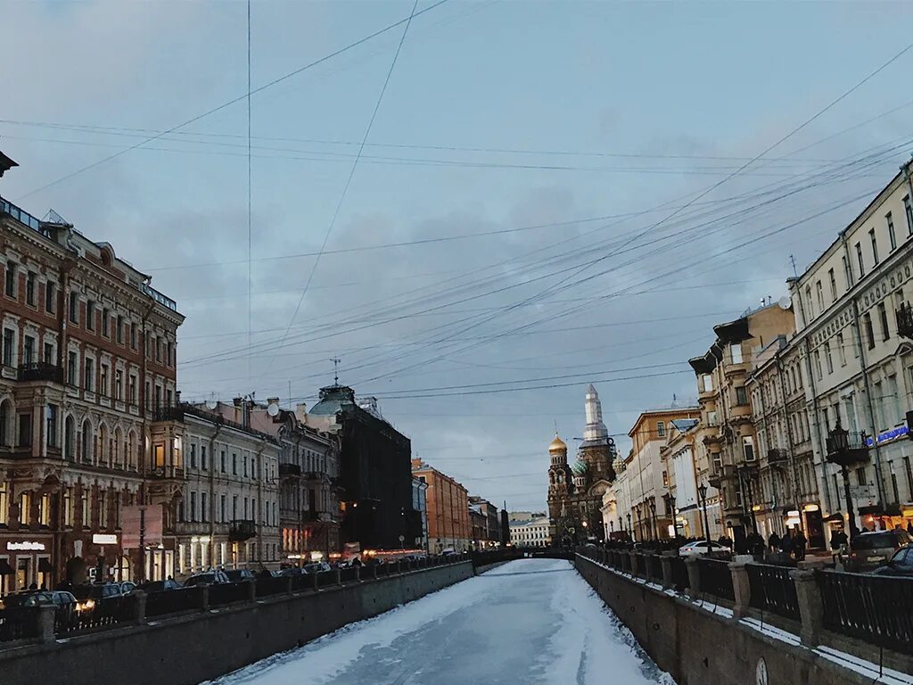 Работа в спб фото Личный опыт: сколько получает администратор отеля в Питере и как повышает свой д