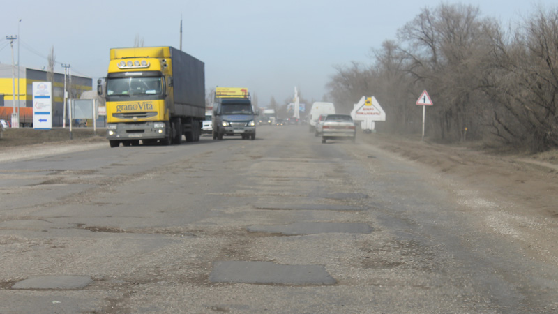 Работа водителем в энгельсе фото На автоподъезде к Энгельсу водители предпочитают ехать по обочине вместо разбито