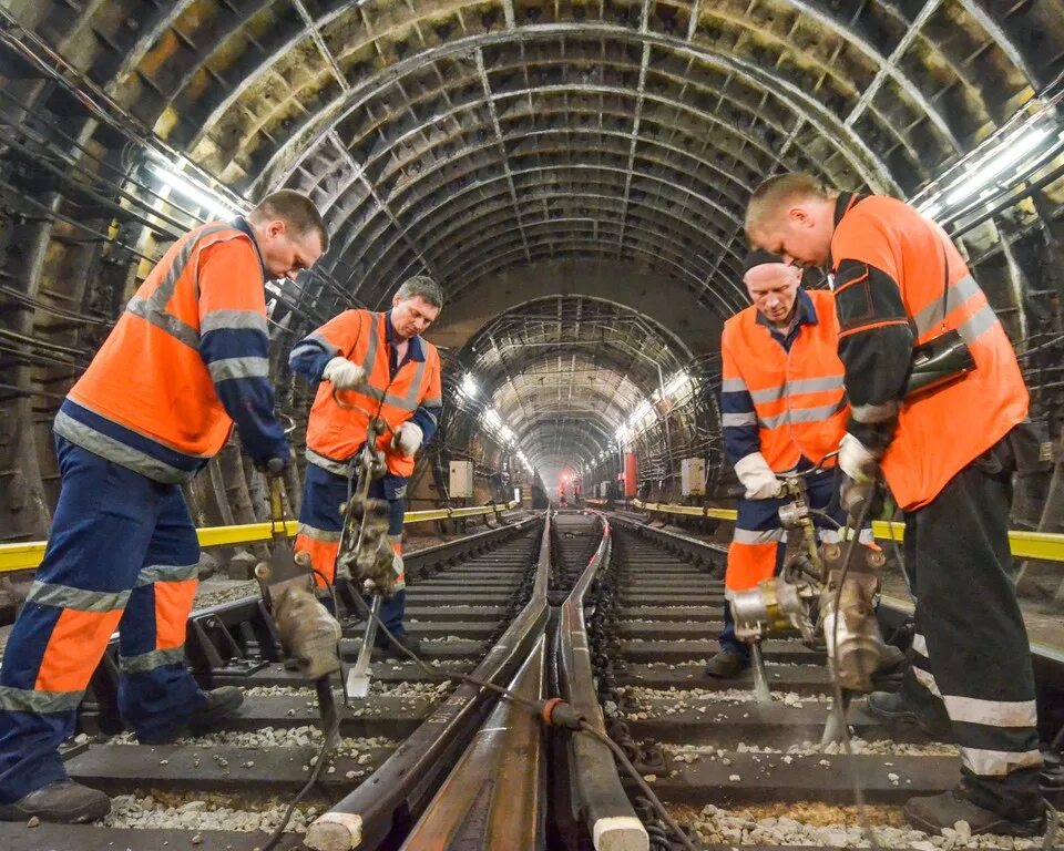 Работник метро фото В Москве в субботу закроют шесть станций "красной" линии метро - РБК