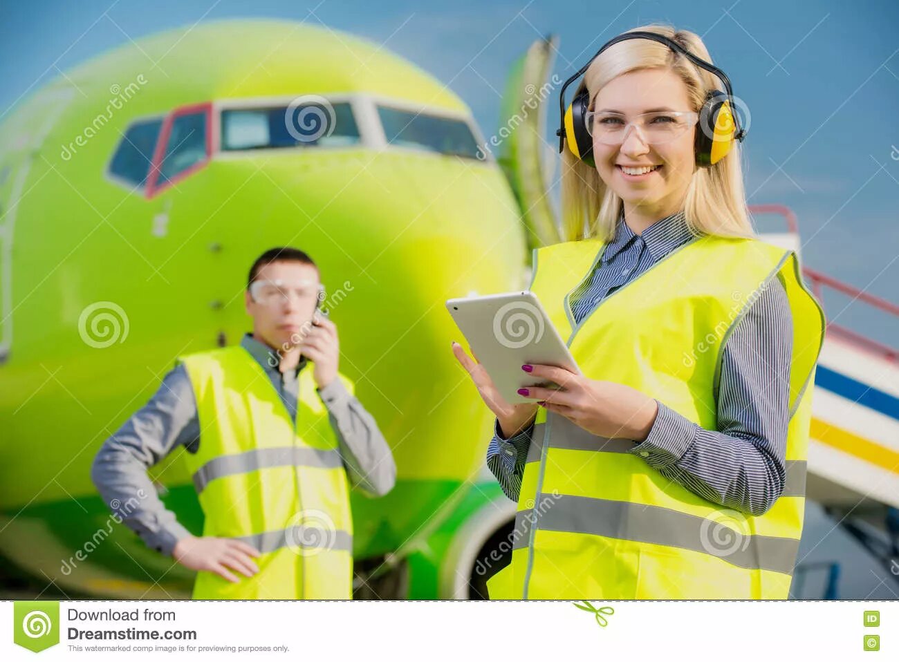 Работники аэропорта фото Airport Workers with Airplane on the Background Stock Photo - Image of commercia