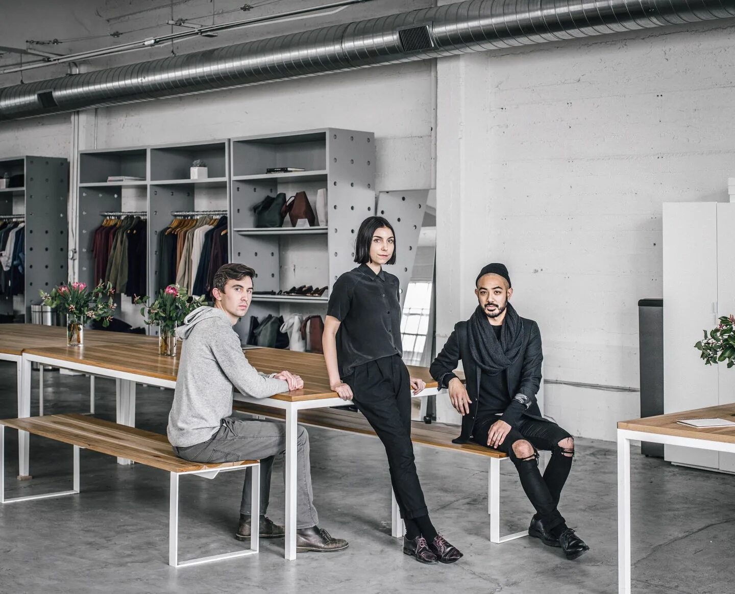 Работники дизайн студии How Everlane Turned Hipsters Basic Everlane, Smart outfit, Normcore fashion