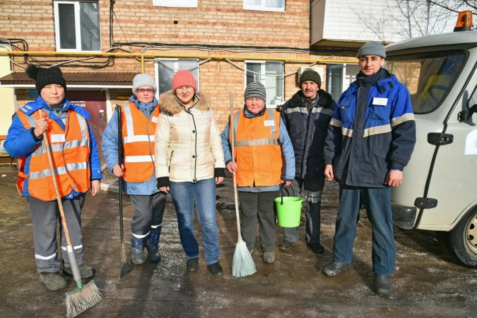 Работники жкх картинки Туймазинское предприятие "УК ЖКХ" приводит в порядок многоэтажки села Кандры