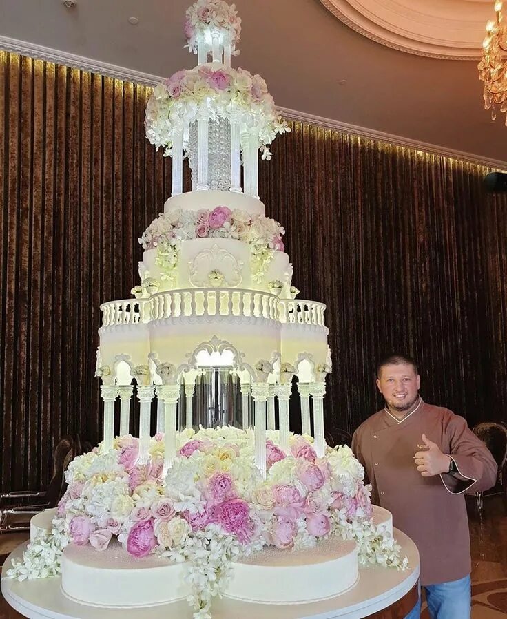 Работы агзамова фото Cossie Crosswhite on Instagram: "That’s a whole chandelier inside this cake, WOW