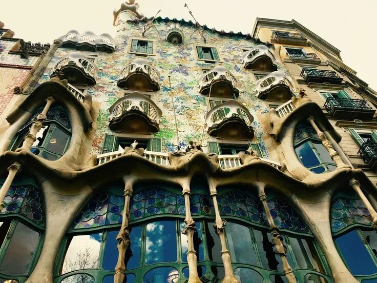 Работы антонио гауди фото Casa Battlo, Antoni Gaudi: Here is one of Gaudi's most famous works. From the fa