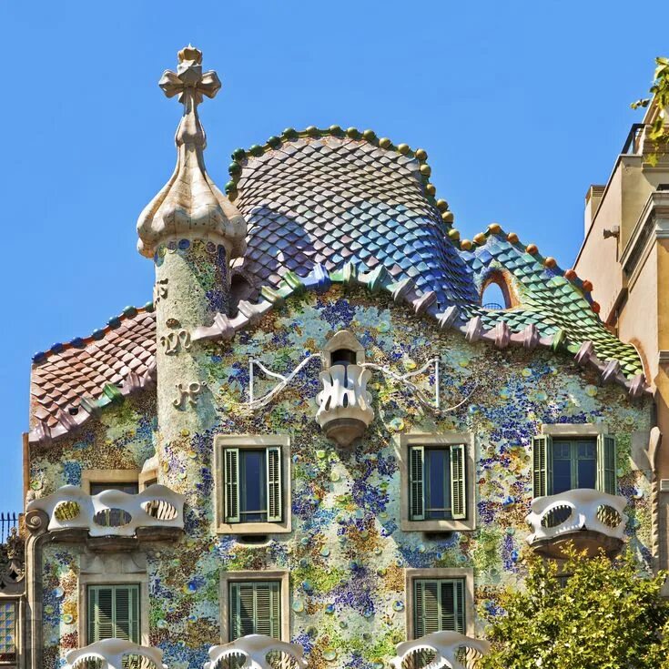 Работы антонио гауди фото Casa Batlló by Antoni Gaudí is decorated with colored glass fragments, ceramic c