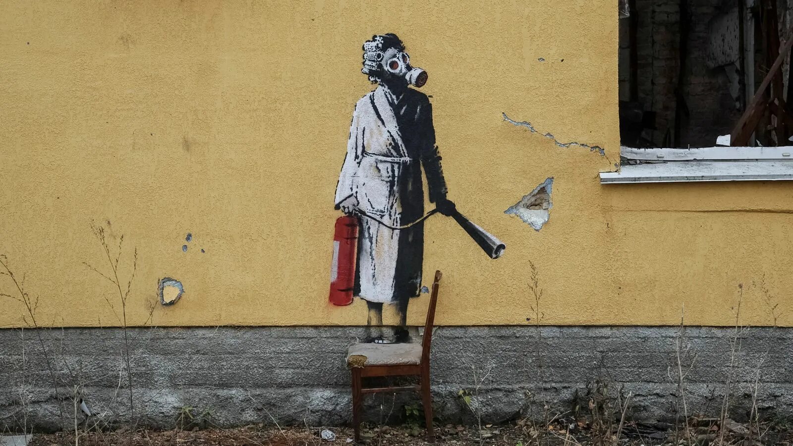 Работы бэнкси фото в хорошем качестве Group try to steal Banksy mural from wall in Ukrainian town World News Sky News