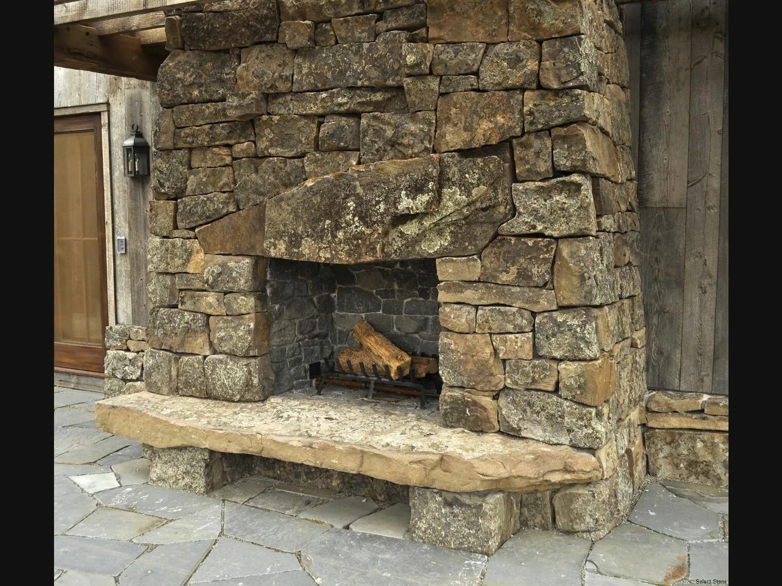 Работы из натурального камня фото Pin by Shiloh Jessop on a Home Exterior Outdoor fireplace patio, Stone cabin, Ro